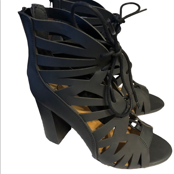 Heart in D block heel short gator lace wrap sandals with easy on back zip EUC - Picture 2 of 8